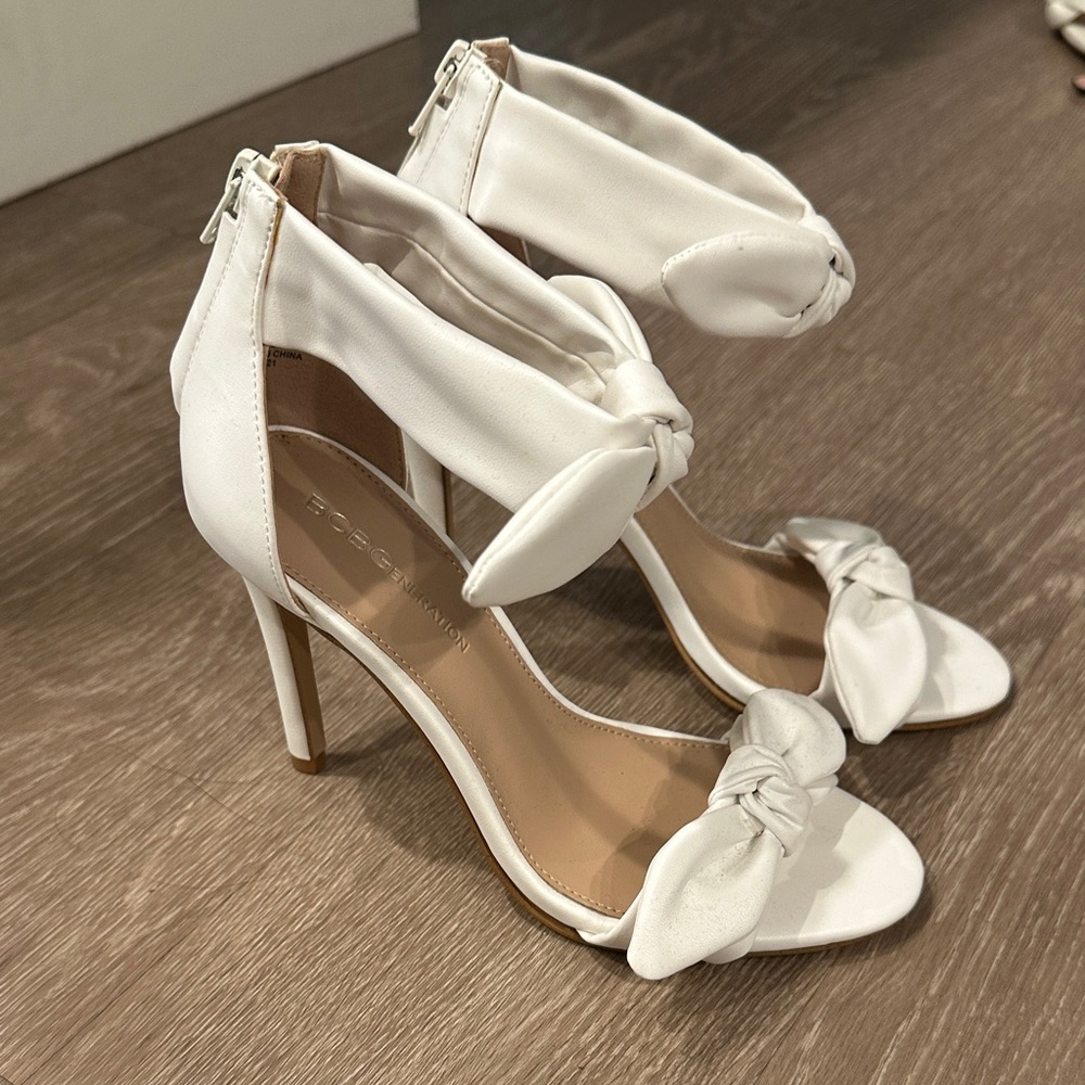 BCBGeneration White High Heels with Bow Detail